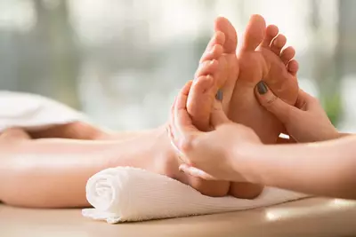 Mulher fazendo mapa de reflexologia podal