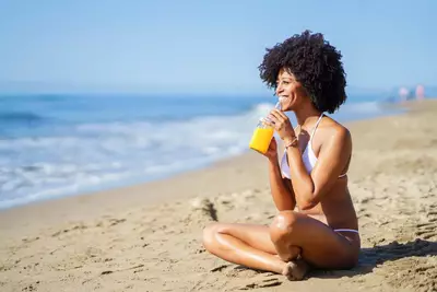 Mulher cuidando da pele no verao.