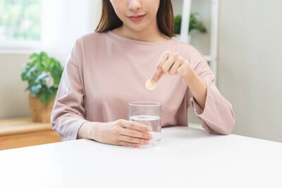 Mulher utilizando vitamina c efervescente