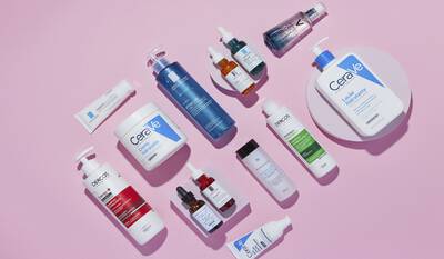 Kit de skincare com produtos Dermaclub em fundo rosa