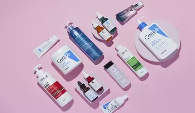 Kit de skincare com produtos Dermaclub em fundo rosa