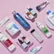 Kit de skincare com produtos Dermaclub em fundo rosa