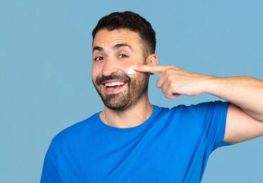 Homem aplicando CeraVe creme no rosto