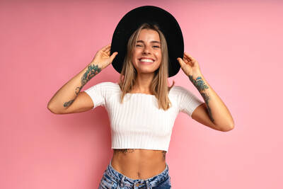 Mulher com tatuagens no corpo