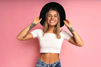 Mulher com tatuagens no corpo