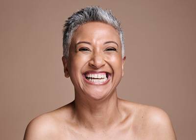 Pessoa com linhas de expressao no rosto, rugas dinamicas que aparecem com a movimentacao dos musculos faciais.
