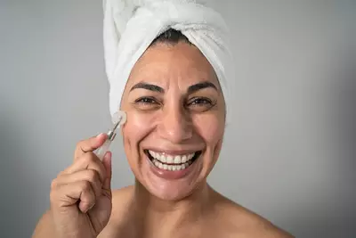 Mulher com a pele madura fazendo skincare
