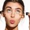 Mulher com dois conta gotas contendo retinol e retinal