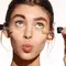 Mulher com dois conta gotas contendo retinol e retinal