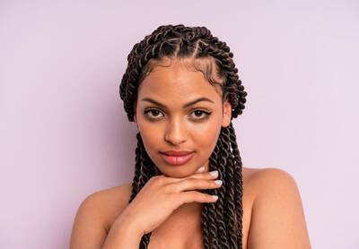 Mulher com tranca e baby hair na testa