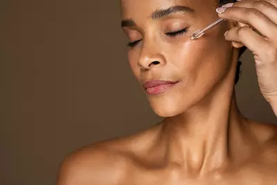 Mulher utilizando acido para o rosto na sua rotina de skincare
