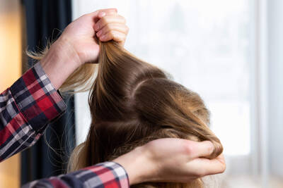 Mulher com cabelo no estilo morena da recessao