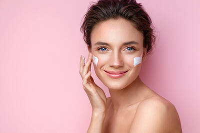 Mulher usando creme facial antissinais