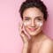 Mulher usando creme facial antissinais