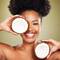 Mulher utilizando oleo de coco, um ingrediente natural com propriedades hidratantes e nutritivas para a pele e cabelos.