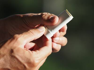 Protetor solar em bastao, ideal para aplicacao pratica em areas especificas do corpo.