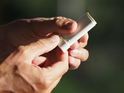 Protetor solar em bastao, ideal para aplicacao pratica em areas especificas do corpo.