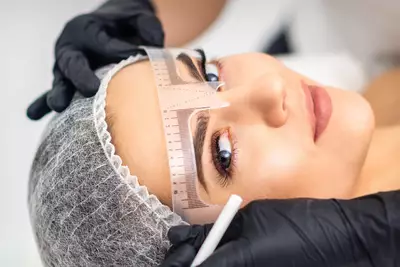 Mulher fazendo micropigmentacao de sobrancelha