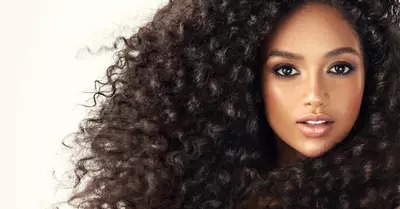 Mulher com cabelo cacheado natural