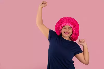 Garota com touca de cetim na cabeca