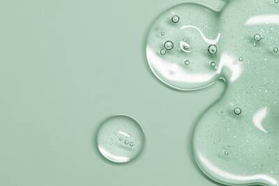 Gotas de gel de limpeza em fundo verde