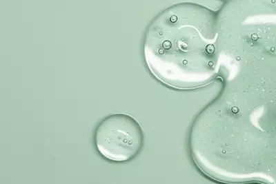Gotas de gel de limpeza em fundo verde