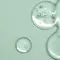 Gotas de gel de limpeza em fundo verde