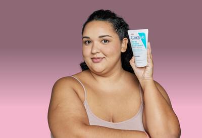 Modelo segurando ao lado do rosto o Gel de limpeza Facial Acne Control
