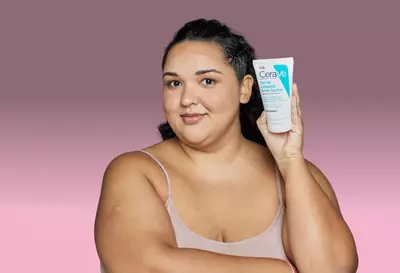 Modelo segurando ao lado do rosto o Gel de limpeza Facial Acne Control