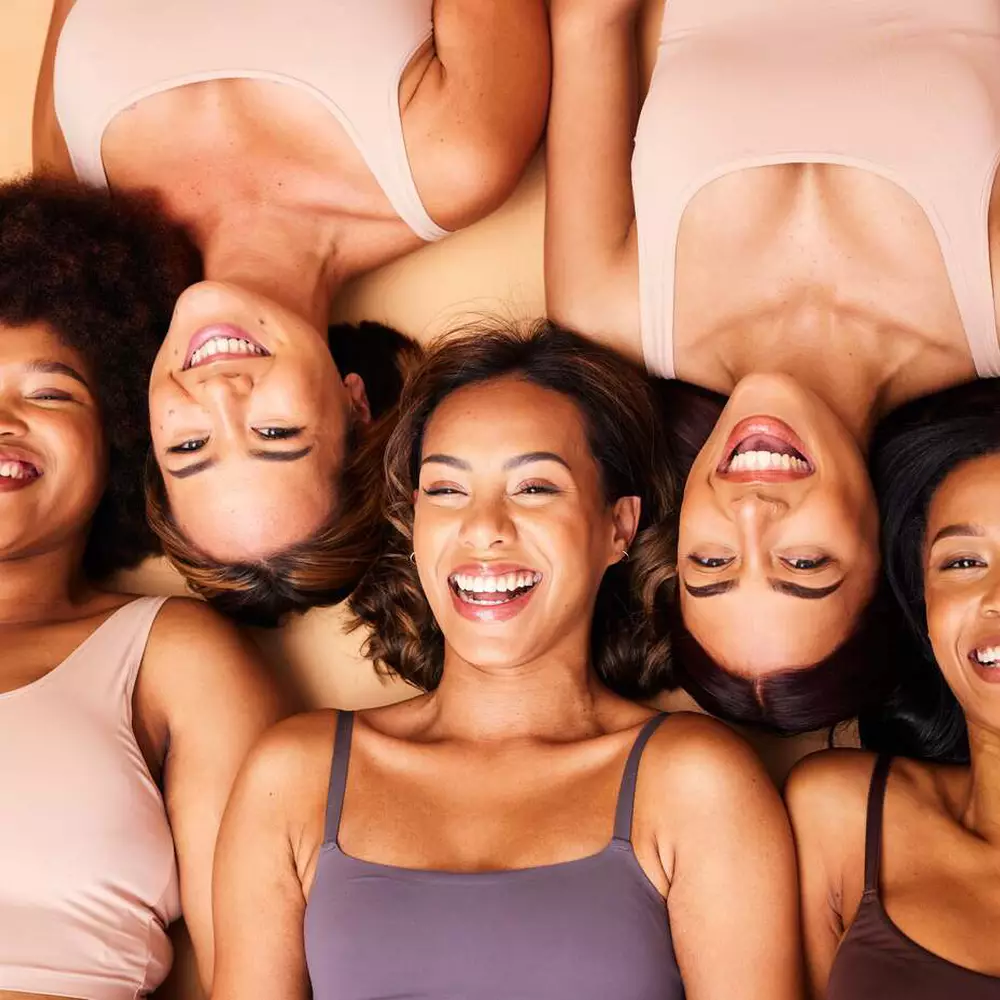 grupo de mulheres com diferentes tipos de pele