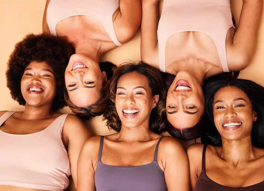 grupo de mulheres com diferentes tipos de pele