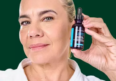 Homem com Effaclar e manchas na pele