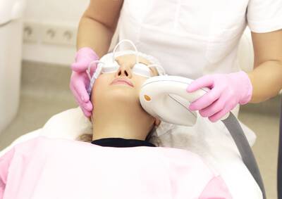 Mulher durante o procedimento de laser lavieen