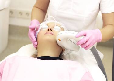 mulher fazendo laser Lavieen