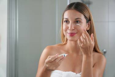 Mulher aplicando creme clareador