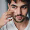 Homem passando hidratante facial masculino