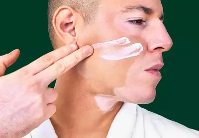 Homem fazendo skincare masculino