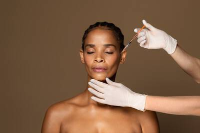 Mulher fazendo preenchimento com acido hialuronico para a pele