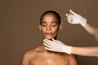 Mulher fazendo procedimento de skinbooster