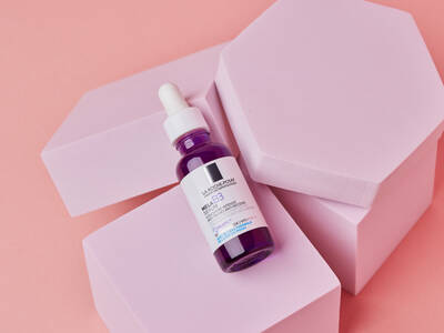 Frasco do serum clareador Mela B3 da La Roche-Posay, para tratar manchas na pele.