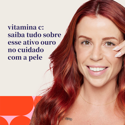 Mulher passando vitamina C no rosto