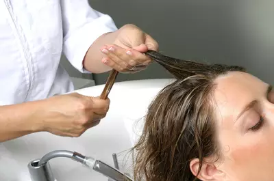 Mulher fazendo tratamento de led terapia capilar