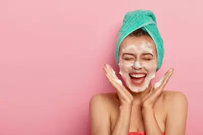 Mulher apos limpeza de pele profunda