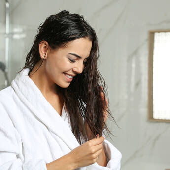 Pessoa com cabelo hidratado