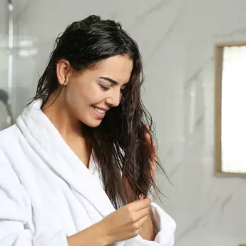 Pessoa com cabelo hidratado