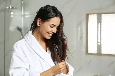Mulher apos realizar tratamento para cabelos crescerem rapido