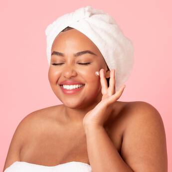 Mulher passando protetor solar