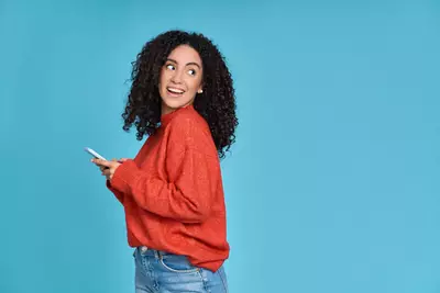 Mulher fazendo um pedido no dermaclub pelo ifood