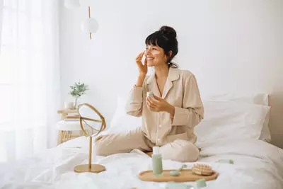 Foto de mulher aplicando creme com colageno