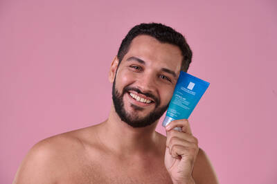 Modelo segurando o Gel de Limpeza Effaclar Concentrado da La Roche-Posay, para peles oleosas e com acne.